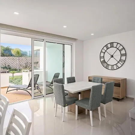 Luxury 3 Bedroom Apartment Lagos شقة *